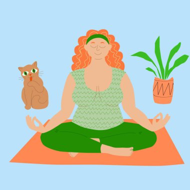 Şişman kızıl saçlı kız yoga yapıyor, meditasyon yapıyor. Lotus pozisyonunda bir kedi ve saksıda saksı bitkisi olan genç bir kadın. Spor ve karantina faaliyetleri. Stok vektörü basit düz illüstrasyon.