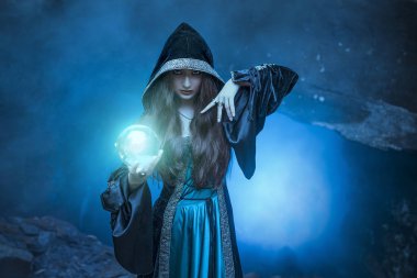 Sihirli top elleri ile cadı bir ruhlar neden olur.