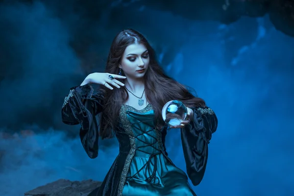 La strega con la palla magica in mano provoca uno spirito — Foto Stock