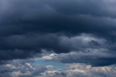 Karanlık fırtınalı gökyüzü. Karanlık bulutlar. Bulutlu hava