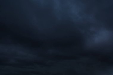 Karanlık fırtınalı gökyüzü. Karanlık bulutlar. Bulutlu hava