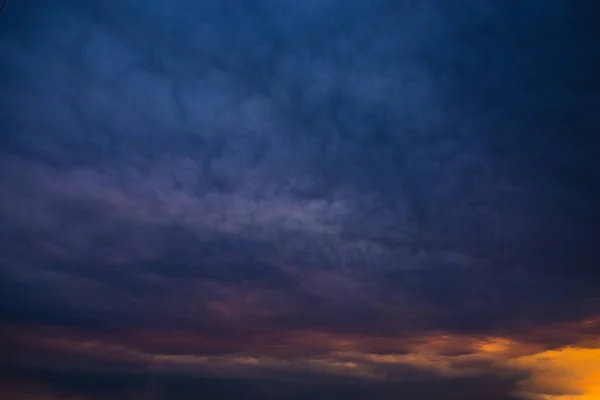 Cielo oscuro y tormentoso. Nubes sombrías. Clima nublado — Foto de Stock