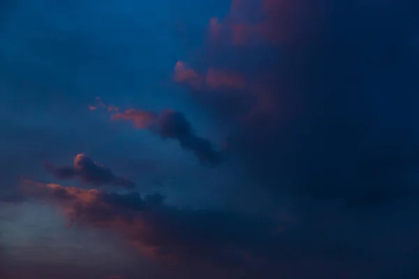 Cielo buio e tempestoso. Nuvole cupe. Tempo nuvoloso — Foto Stock