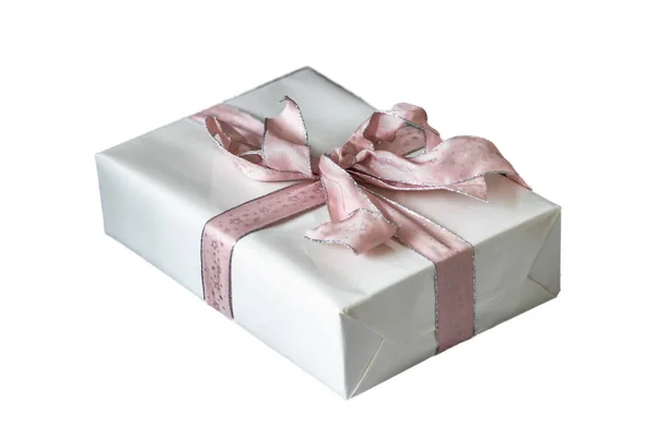 Coffret cadeau Attaché avec un ruban rose près sur un fond blanc . — Photo