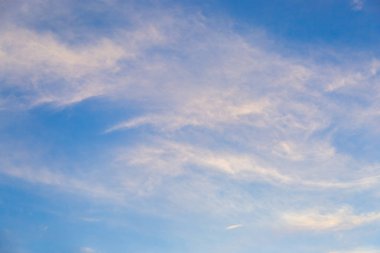 Gün batımı pastel pembe, mor ve mavi gökte