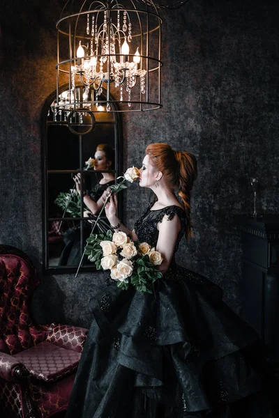 Belle femme en robe noire à l'intérieur médiéval — Photo