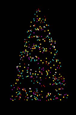 Bulanık Noel ağacı ışıkları siyah arkaplanda izole edilmiş.