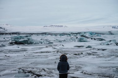 Bir kişi Joekulsarlon buzul laggon, İzlanda