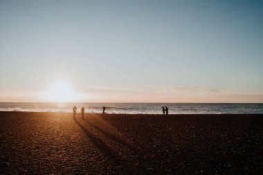 Reinsfjara Beach, İzlanda gün batımında