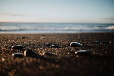 Reinsfjara Beach, İzlanda gün batımında