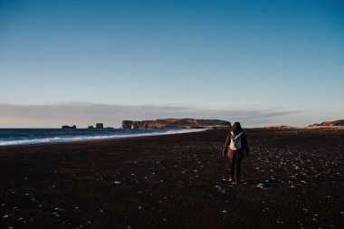 Reinsfjara Beach, İzlanda gün batımında