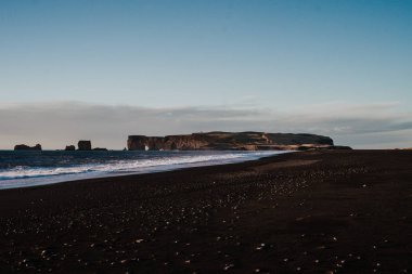 Reinsfjara Beach, İzlanda gün batımında