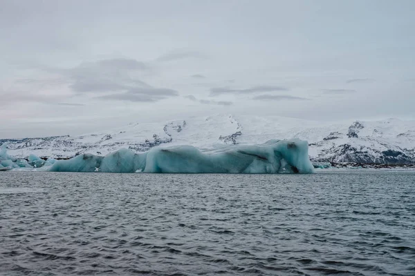 Κάποια Παγόβουνων Στη Λιμνοθάλασσα Παγετώνα Joekulsrln Στην Ισλανδία — Φωτογραφία Αρχείου