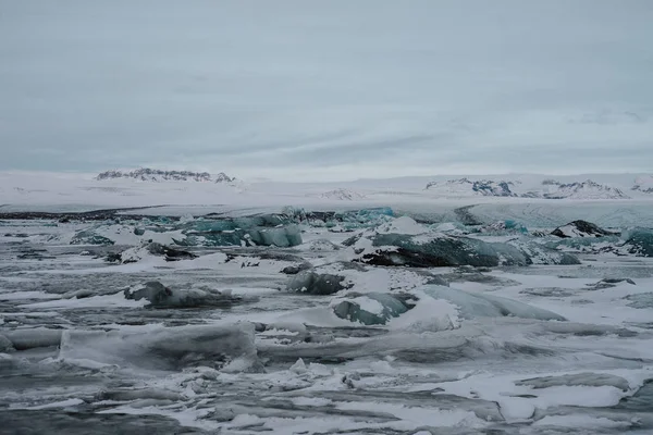 Κάποια Παγόβουνων Στη Λιμνοθάλασσα Παγετώνα Joekulsrln Στην Ισλανδία — Φωτογραφία Αρχείου