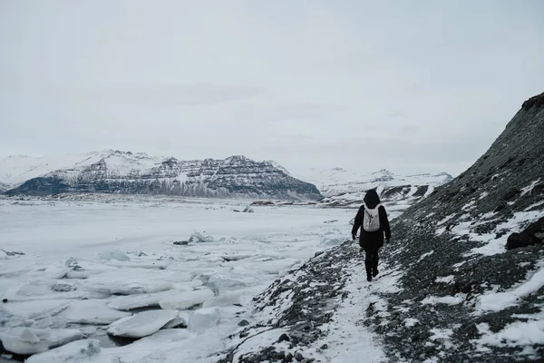 Una Persona Lago Glaciar Joekulsarlon Islandia — Foto de Stock