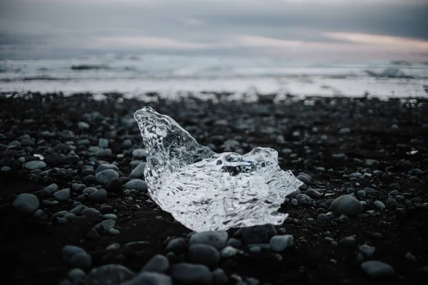 Algunos Cristales Hielo Que Yacen Una Playa Negra Frente Océano —  Fotos de Stock