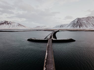 Snaefellsnes, İzlanda Bridge'de bir karlı manzara önünde. Resmi bir dron ile alınır.
