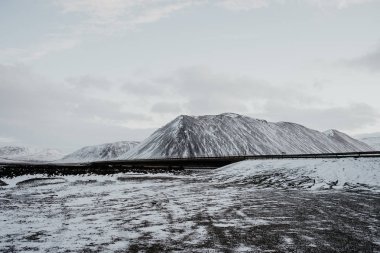 Snaefellsnes, İzlanda bir karla kaplı manzara geçmekte bir köprü.