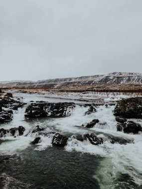 Bir şelale ile lots-in taş Snaefellsnes, İzlanda