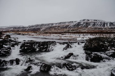 Bir şelale ile lots-in taş Snaefellsnes, İzlanda