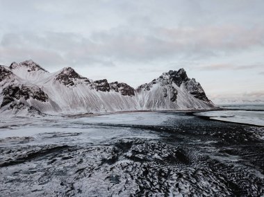Stokksnes, İzlanda ortasında kış, karla kaplı.