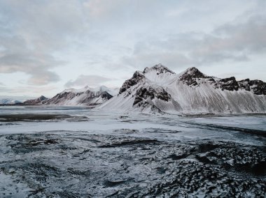 Stokksnes, İzlanda ortasında kış, karla kaplı.