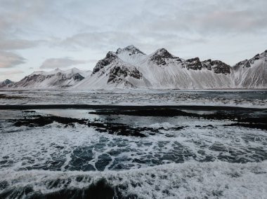 Stokksnes, İzlanda, denizden Beach bir dron yakalama. Manzara karla kaplı ve kış ortası.