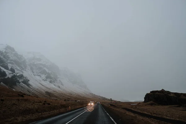Road Going Mountain Landscape Iceland Some Cars Driving — Stock Photo, Image