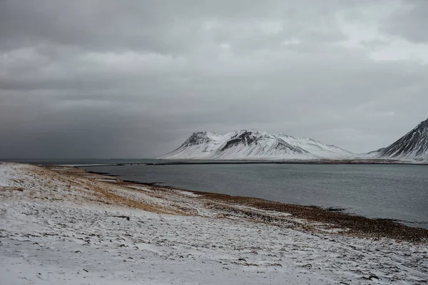 Eine Schneebedeckte Landschaft Neben Einem See Snaefellsnes Island — Stockfoto