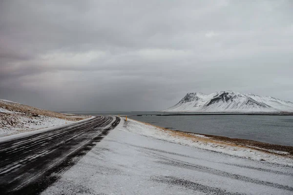Uma Estrada Que Conduz Através Uma Paisagem Nevada Snaefellsnes Islândia — Fotografia de Stock