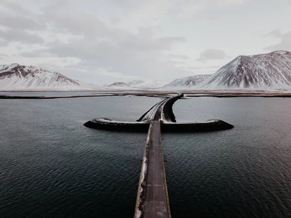 Snaefellsnes 的一座桥 冰岛在雪的风景面前 照片是用无人机拍摄的 — 图库照片