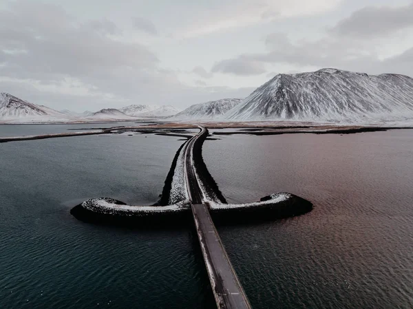 Snaefellsnes 的一座桥 冰岛在雪的风景面前 照片是用无人机拍摄的 — 图库照片