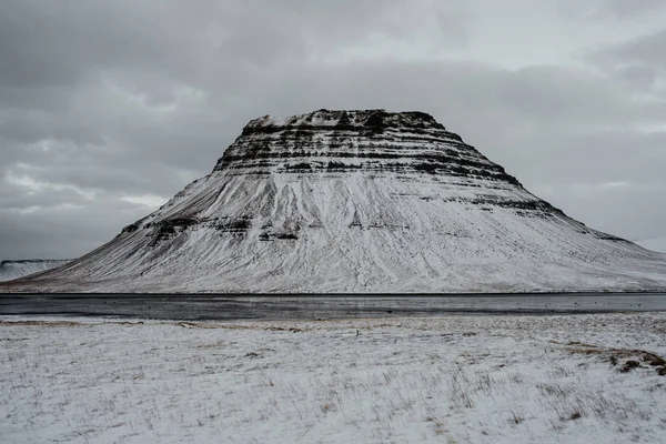 雪の多い冬の途中で Kirkjufell アイスランドにビュー — ストック写真