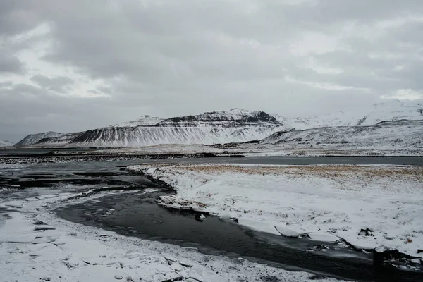 Snaefellsnes アイスランドの冬の途中で風景を覆われた雪 — ストック写真