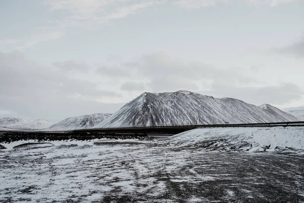 Uma Ponte Que Atravessa Uma Paisagem Coberta Neve Snaefellsnes Islândia — Fotografia de Stock