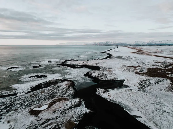 冬には雪で覆われて Stokksnes アイスランド 黒い砂のビーチのドローン キャプチャ — ストック写真