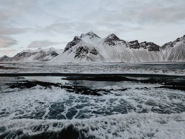 Drone Przechwytywania Plaży Stokksnes Islandii Morza Krajobraz Jest Pokryte Śniegiem — Zdjęcie stockowe