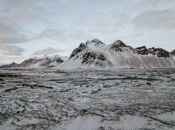 Stokksnes アイスランドでの風景のドローン キャプチャは冬の途中で雪に覆われました — ストック写真