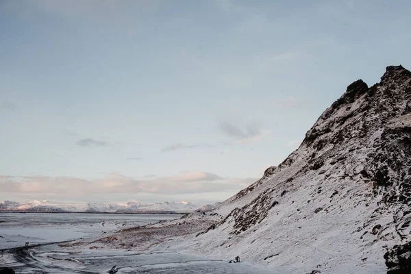 Uma Montanha Coberta Neve Frente Uma Paisagem Nevada Stokksnes Islândia — Fotografia de Stock
