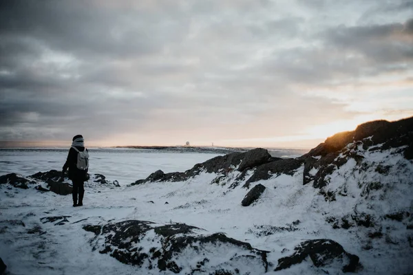 丘の上に立っている人 夕暮れ時 Stokksnes アイスランドの風景を覆われた雪を見ています — ストック写真