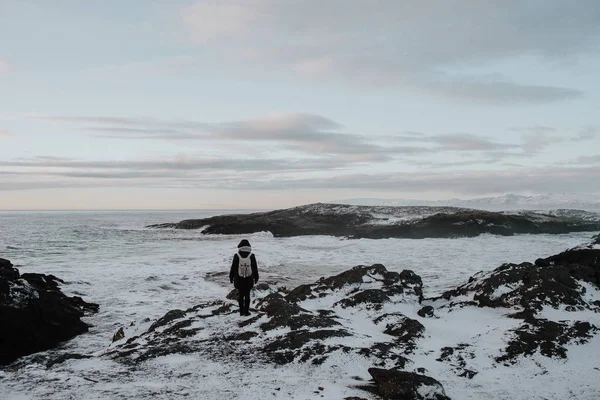 Una Persona Caminando Sobre Acantilados Cubiertos Nieve Junto Mar Stokksnes — Foto de Stock