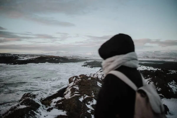 一个人站在一些悬崖上 看着海在 Stokksnes — 图库照片