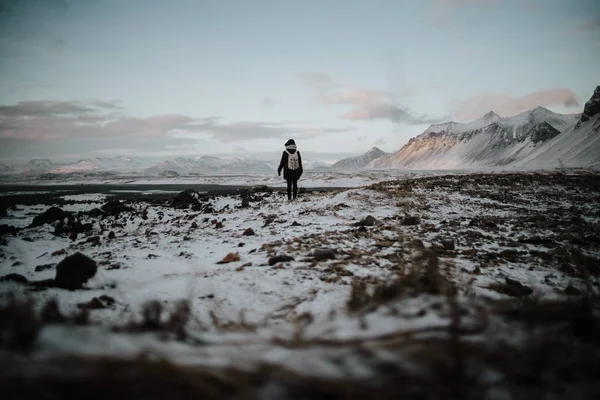 Ένα Άτομο Που Περπατάει Πάνω Χιόνι Κάλυψε Τοπίο Stokksnes Ισλανδία — Φωτογραφία Αρχείου