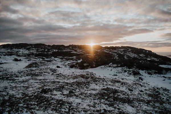 Uma Paisagem Coberta Neve Pôr Sol Stokksnes Islândia — Fotografia de Stock