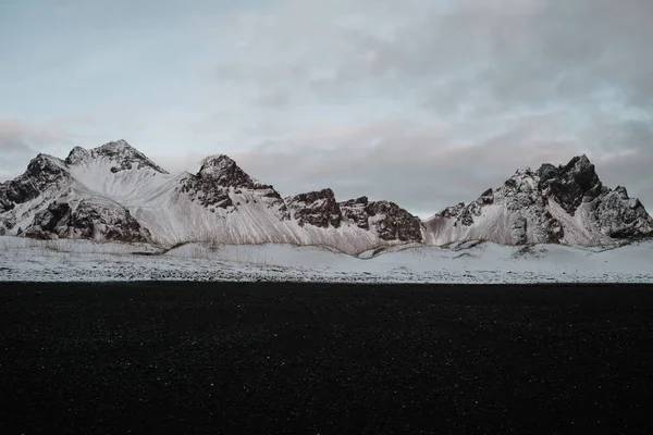 Μαύρη Αμμώδη Παραλία Μπροστά Από Ένα Χιονισμένο Τοπίο Stokksnes Ισλανδία — Φωτογραφία Αρχείου