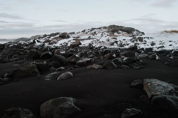 Rochas Uma Praia Areia Preta Frente Uma Paisagem Nevada Stokksnes — Fotografia de Stock