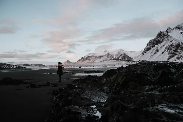 Person Som Står Svart Sandstrand Framför Ett Snöigt Landskap Stokksnes — Stockfoto