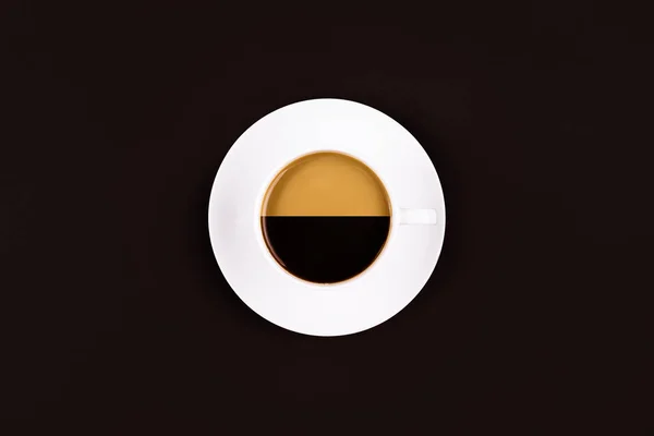 Ein Kaffeebecher Mit Zwei Verschiedenen Kaffeesorten Auf Dunklem Hintergrund — Stockfoto