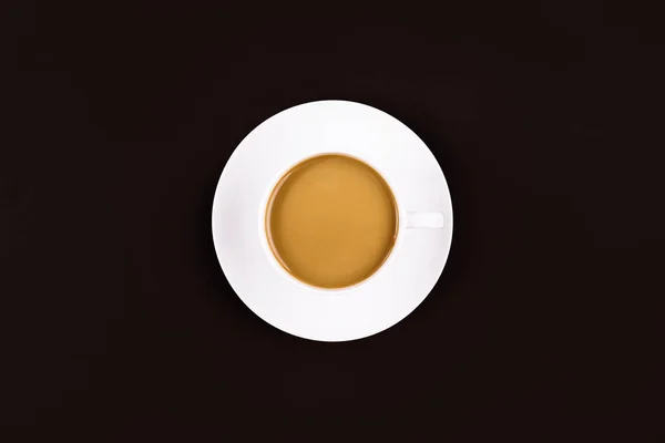 Kaffee Mit Milch Becher Mit Einem Teller Darunter Auf Dunklem — Stockfoto