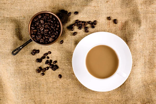 Café Avec Lait Dans Une Tasse Avec Une Assiette Dessous — Photo